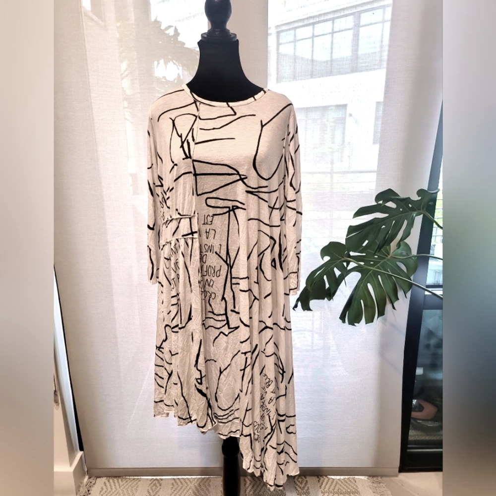 Comfy USA Black & White print crinkle dress.